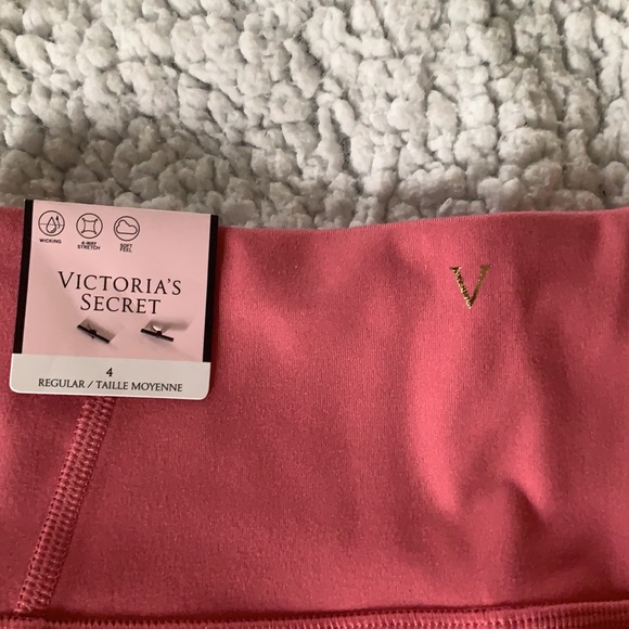 NWT! VS incredible essential legging - Picture 6 of 11